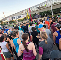 "group of runners at the start of a race"